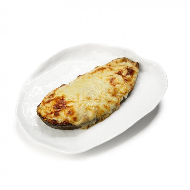 Berenjena rellena de atún y gambas, gratinada