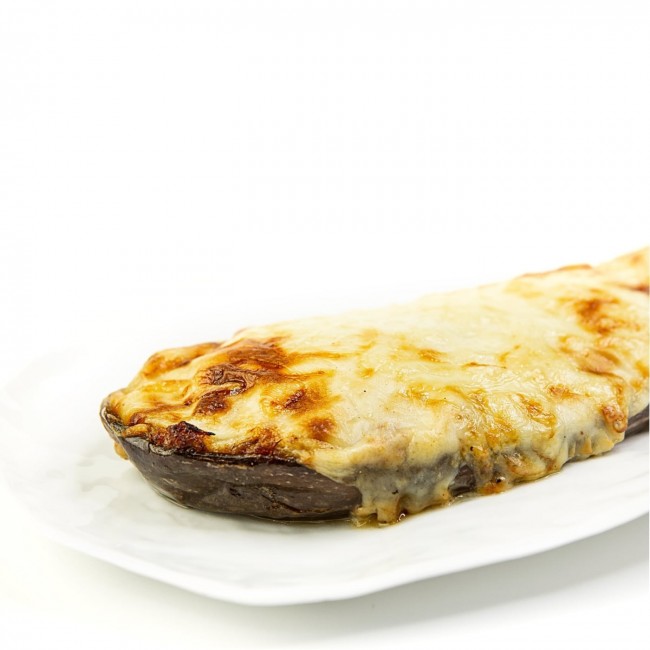 Berenjena rellena de atún y gambas, gratinada