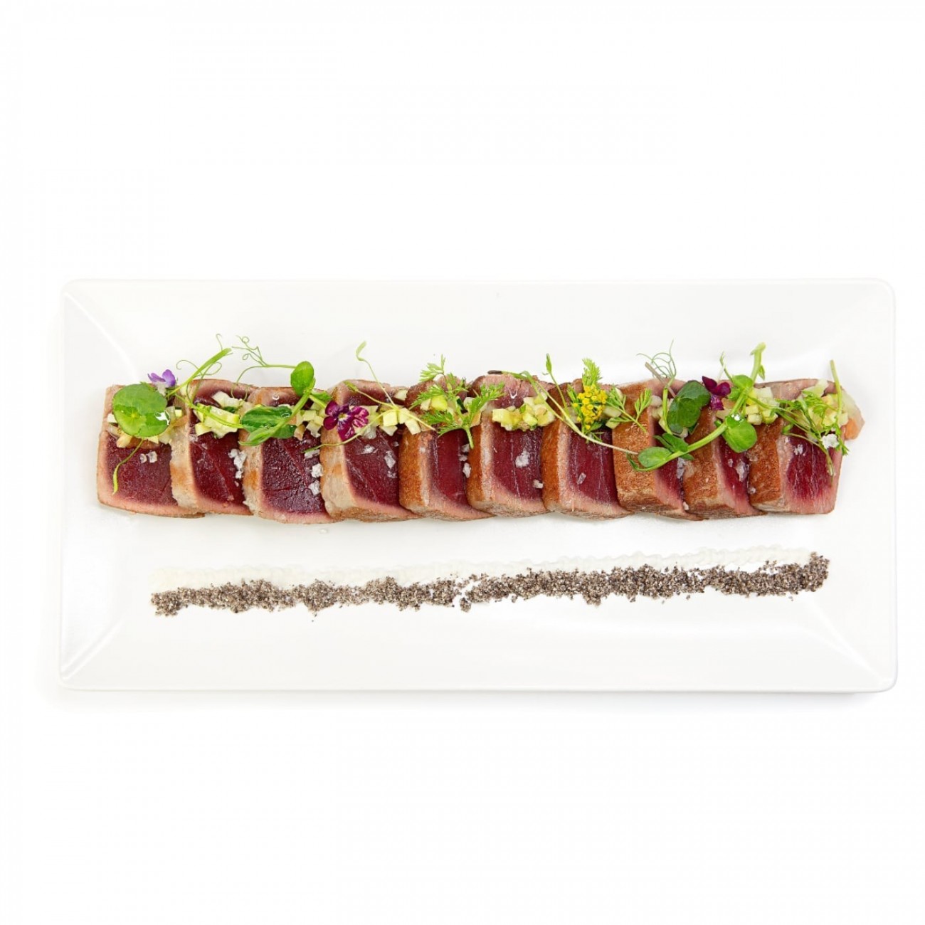 Tataki de atún rojo, hortalizas, arena de arroz negro y gel de lima (ración súper)